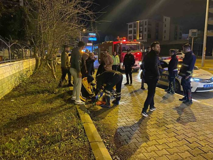 İki Otomobilin Karıştığı Kazada Sürücüler Yaralandı