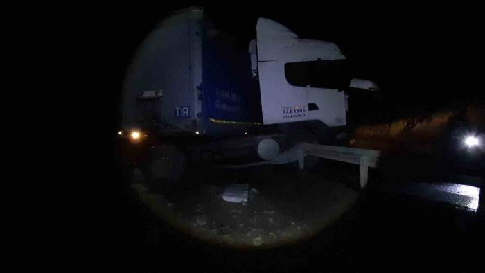 Tır Makasladı, Bariyerlere Çarparak Durabildi: 1 Yaralı
