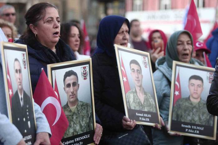 Bursa’da Yüzlerce Kişi Şehitler İçin Yürüdü