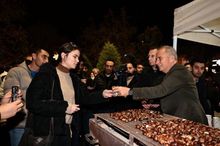 Başkan Zolan Üniversiteli Gençlere Kestane İkram Etti