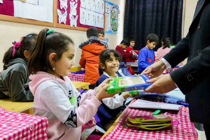 Diyarbakır’da Köy Okullarındaki Çocuklar Ziyaret Edilip Hediye Dağıtıldı