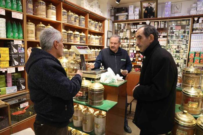 Geçmeyen Girip Ve Nezle İçin Vatandaşlar Aktarcılara Akın Etti