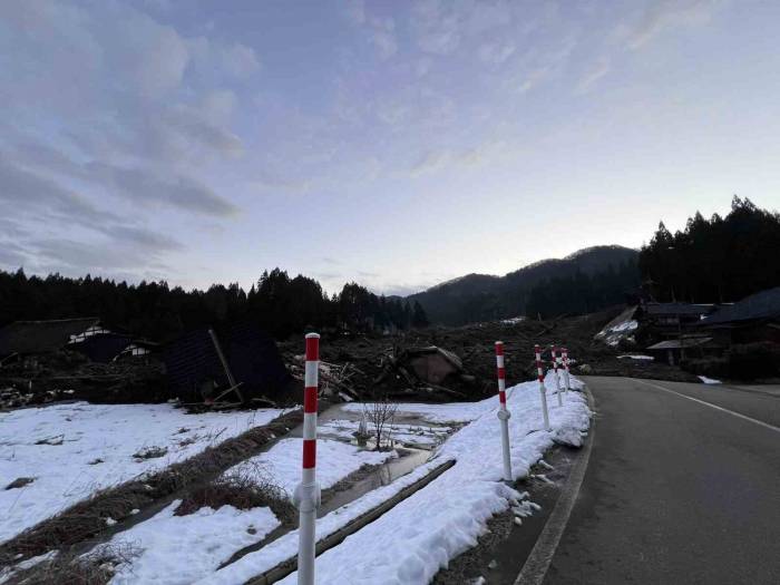 Japonya’daki 7.6’lık Deprem Sonrası Meydana Gelen Toprak Kayması Görüntülendi