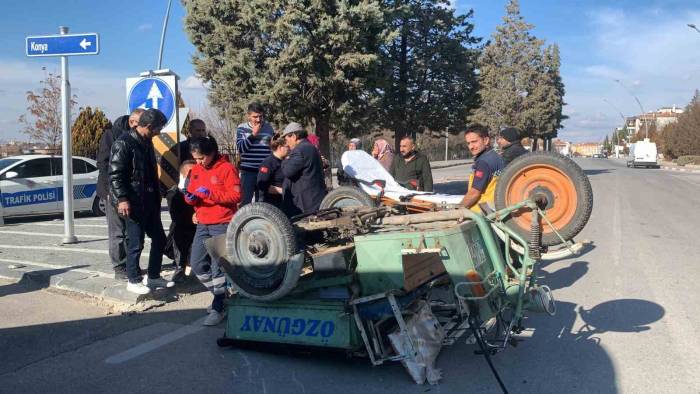 Otomobille Çarpışan 3 Tekerli Motosiklet Yol Ortasına Devrildi: 2 Yaralı