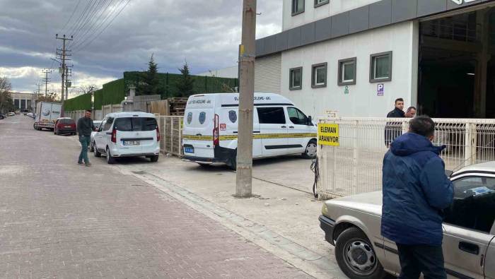 Pres Makinesi İle Duvar Arasında Sıkışan İşçi Hayatını Kaybetti