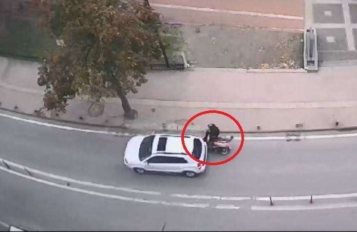 Yolda Aniden Durup Geri Hareket Eden Araç, Az Daha Motosikletliyi Eziyordu