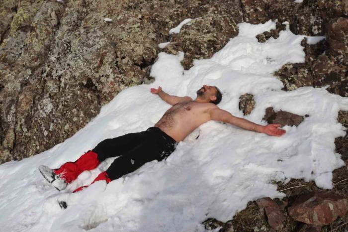 2 Bin 550 Rakımda Kar Banyosu