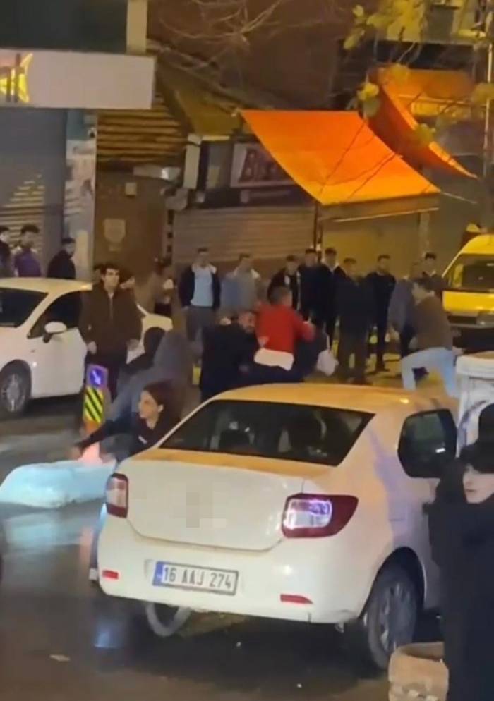İstanbul’da Araçlara Ve Kadına Çarpan Sürücüye Meydan Dayağı Kamerada