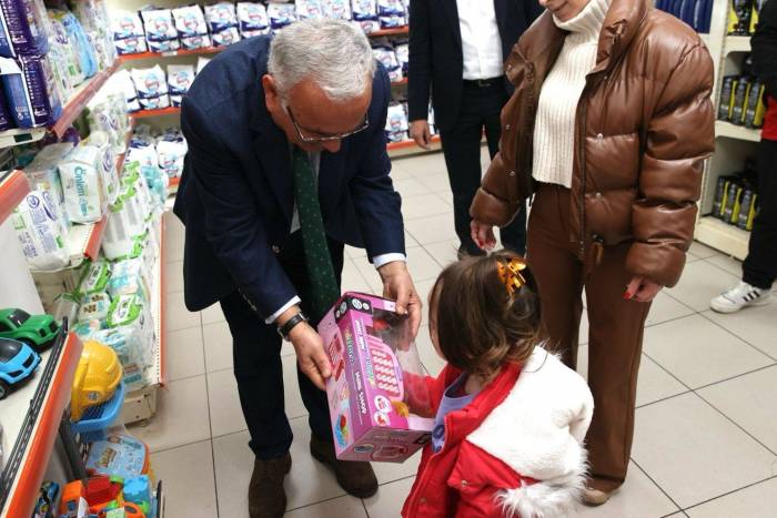 Hayırseverlerin Bağışları Miniklere Ulaştırıldı