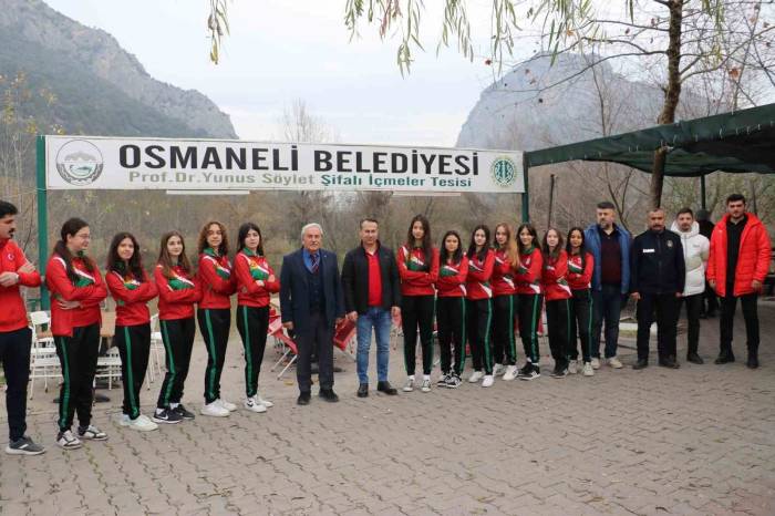 1308 Osmaneli Belediyespor Kız Voleybol Takımına Tam Destek