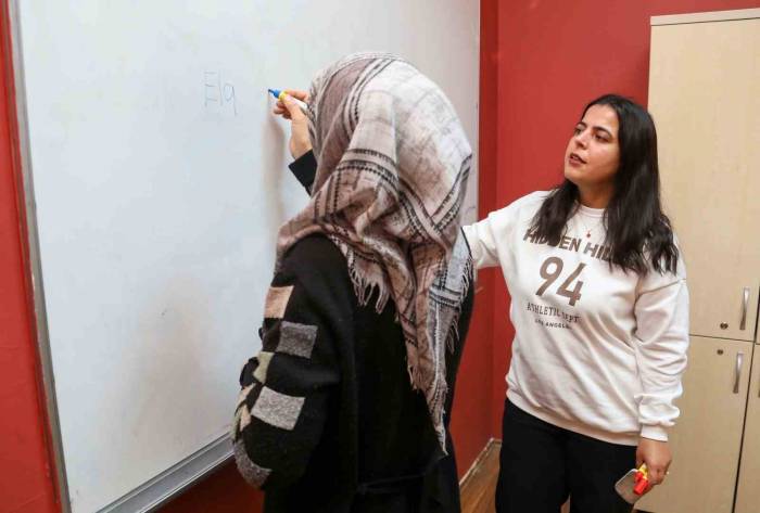 Van Büyükşehir Belediyesi Kadınlar İçin Okuma Yazma Kursu Açtı