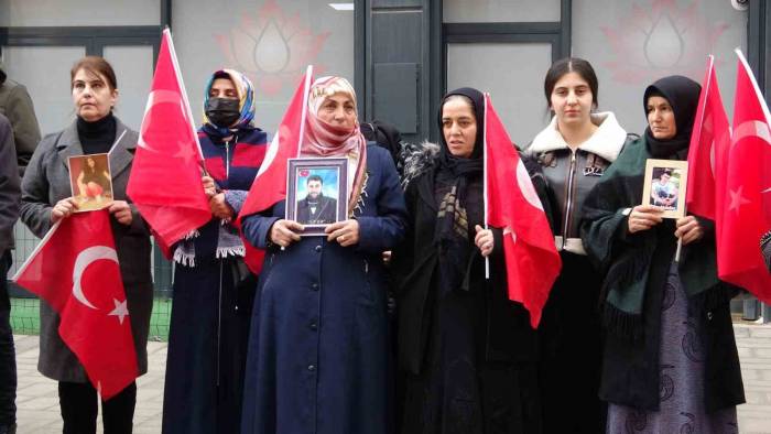 Evlat Nöbetindeki Anne: “Çocuklarımızı Kaybettiğimiz Hdp Kapısında İstiyoruz”