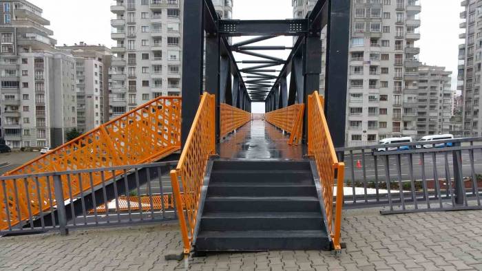 Yapımına Geçen Hafta Başlanmıştı, Yayalar İçin Tehlike Oluşturan Noktaya Üst Geçit Yapıldı