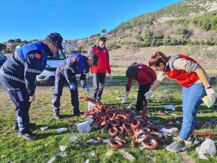 Yol Kenarına Atılan 100 Kilo Bozuk Sucuk İmha Edildi