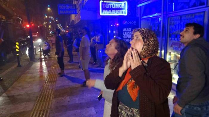 Yaşlı Karı Kocanın Alev Alev Yanan Binada Olduğu İhbarı Mahalleliyi Sokağa Döktü