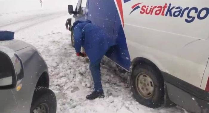 Yoğun Kar Yağışı Nedeniyle Panor Dağı Bölgesinde Araçlar Mahsur Kaldı