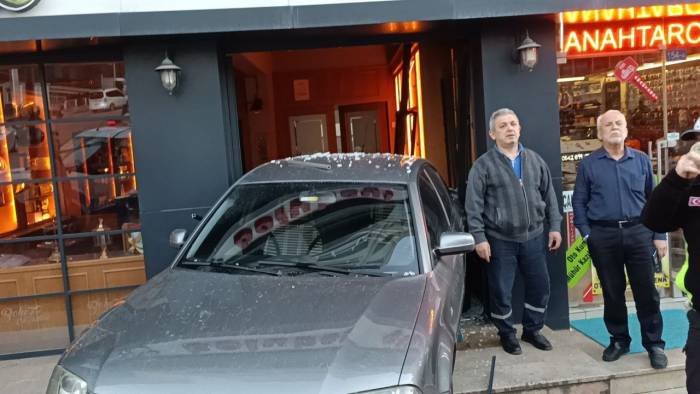 Park Halinde Freni Boşalan Otomobil Dükkana Daldı: Kaza Anları Kamerada