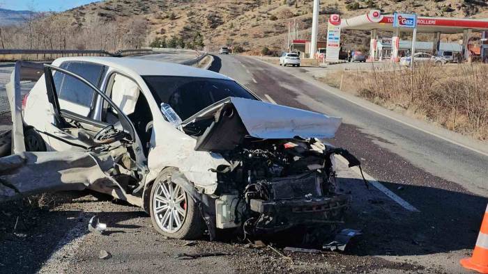 Hurdaya Dönen Otomobilde Burnu Bile Kanamadan Çıktı
