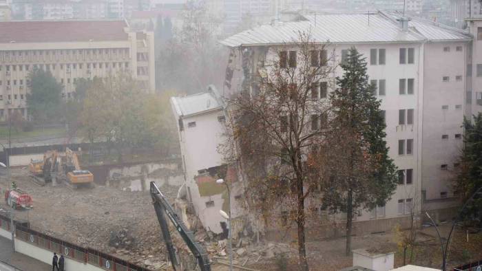 Depremde Ağır Hasar Alan Gaziantep Emniyet Müdürlüğü Binası Yıkım İşlemleri Sürüyor