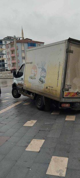 Kamyonetin Çıktığı Kaldırım Çöktü, Aracın Bir Bölümü İçine Girdi
