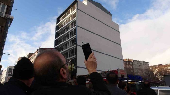 Vatandaşlar, İntihar Girişimini Film Gibi İzleyip Canlı Yayın Açtı