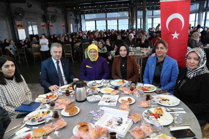 Gaziosmanpaşa’da Kadın Kursiyerler Kahvaltıda Bir Araya Geldi