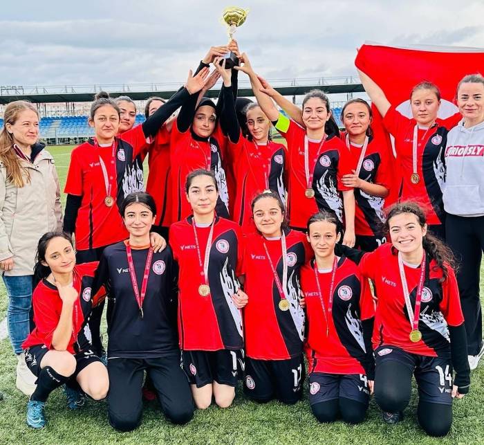 Gedizli Kızlar Futbolda İl Birincisi Oldu