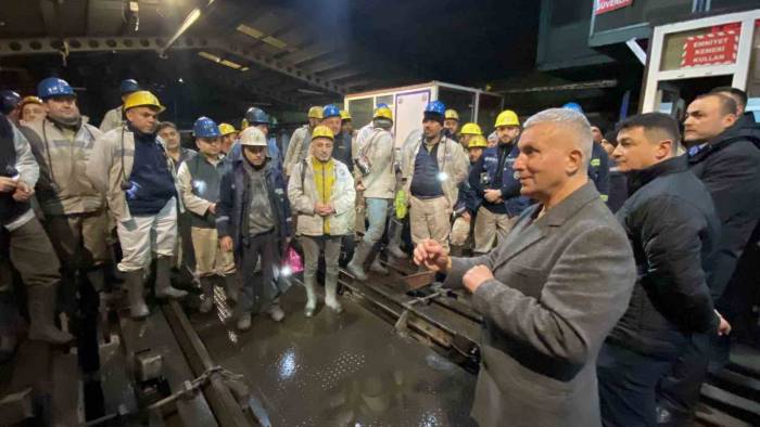 Demir Maden İşçisini Bilgilendirdi