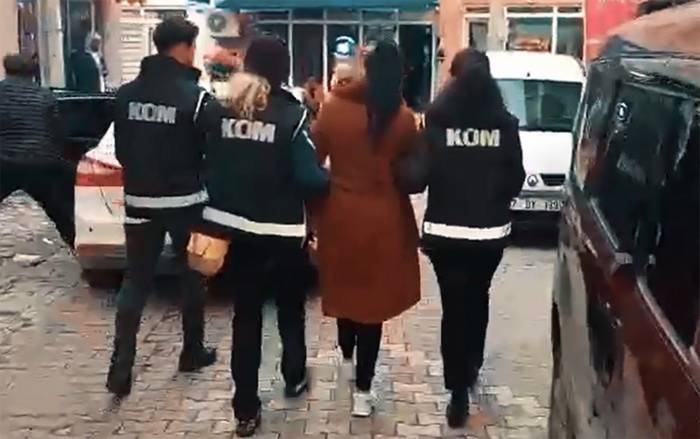 İnterpol’ün Kırmızı Bülten İle Aradığı Cinsel Amaçlı İnsan Kaçakçısı Çanakkale’de Yakalandı