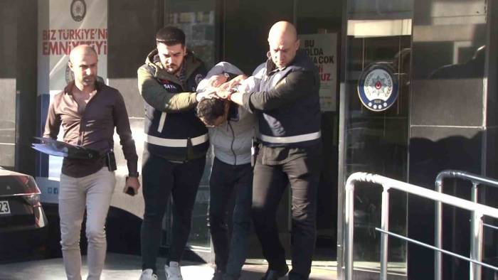 Kadıköy’de Servis Minibüsünü Kaçıran Zanlı Adliyeye Sevk Edildi