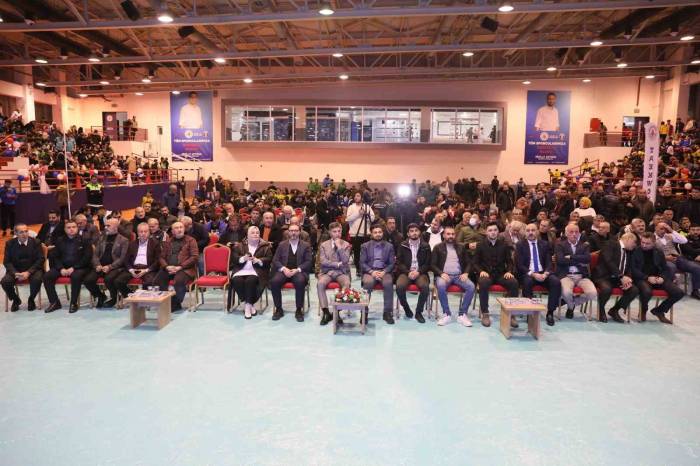 Kağıthane Belediyesi Amatör Spor Kulüplerine Malzeme Desteğinde Bulundu