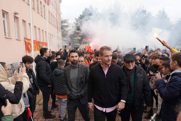 Stada Değil, Okula Geldiler