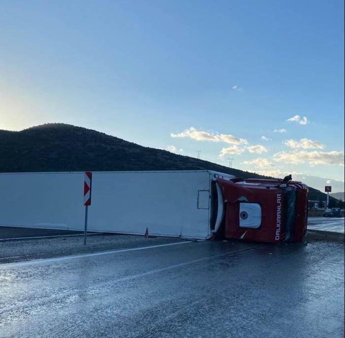 Kontrolden Çıkan Tır Devrildi: 1 Yaralı
