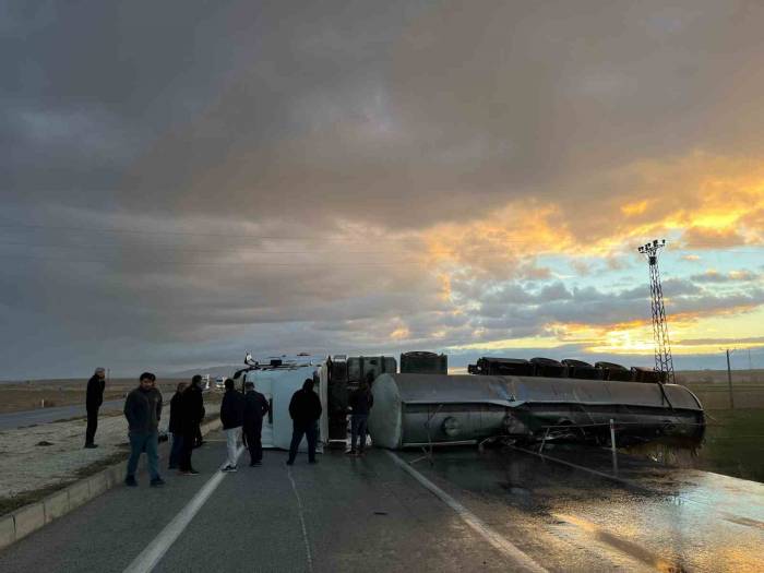 Konya’da Refüje Çarpan Tanker Devrildi: 2 Yaralı