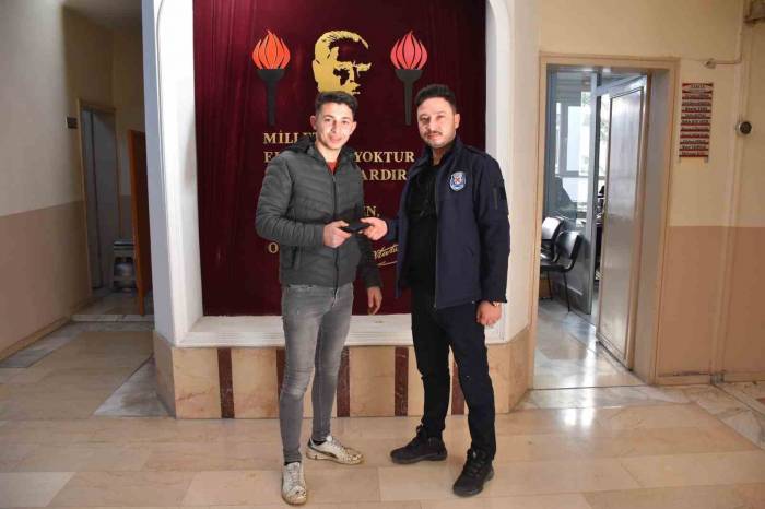 Atm’de Unutulan Para Ve Düşürülen Cüzdan Sahiplerine Teslim Edildi