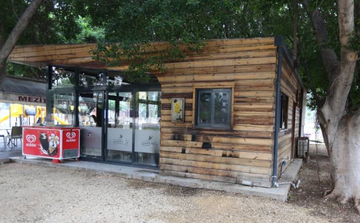 Mezitli Belediyesi Gönüllü Evinin Ahşap Duvarı Yakıldı