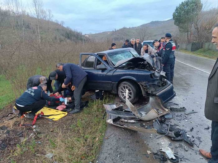 Ordu’da 2 Otomobil Çarpıştı: 3 Yaralı