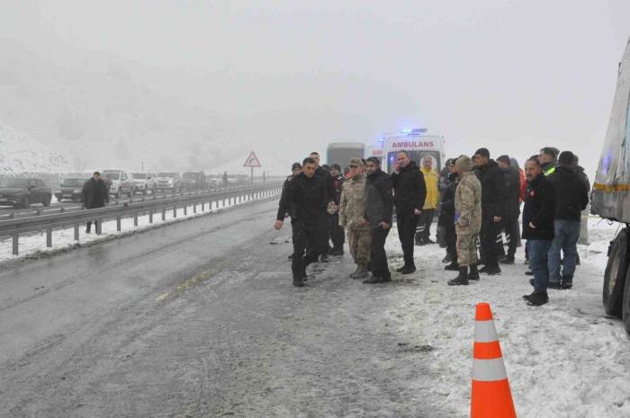 Sarıkamış’ta Zincirleme Kaza: 2 Ölü, 8 Yaralı