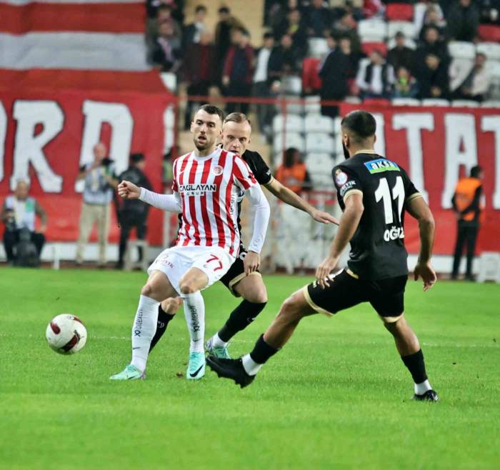 Trendyol Süper Lig: Antalyaspor: 0 - Corendon Alanyaspor: 0 (İlk Yarı)