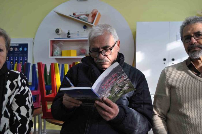 Şairler Sosyal Medya Kullanımının Kitap Okuma Oranını Düşürdüğüne İnanıyor