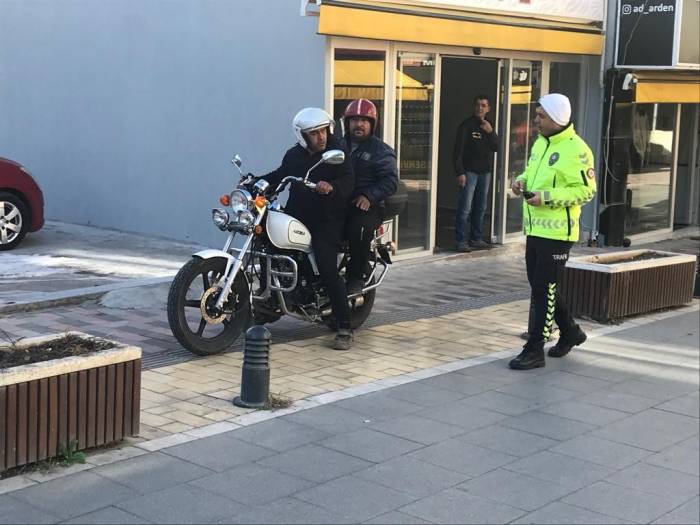 Aliağa’da Yaya Yolunu Kullanan Motosikletlilere Ceza