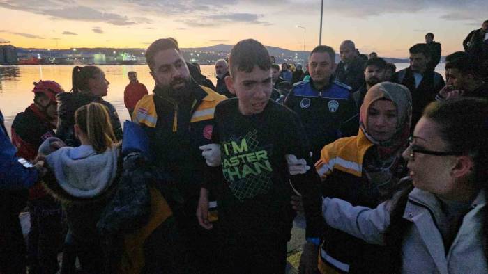 Bandırma’da Kayalıklara Sıkışan Çocuğu İtfaiye Ekibi Kurtardı