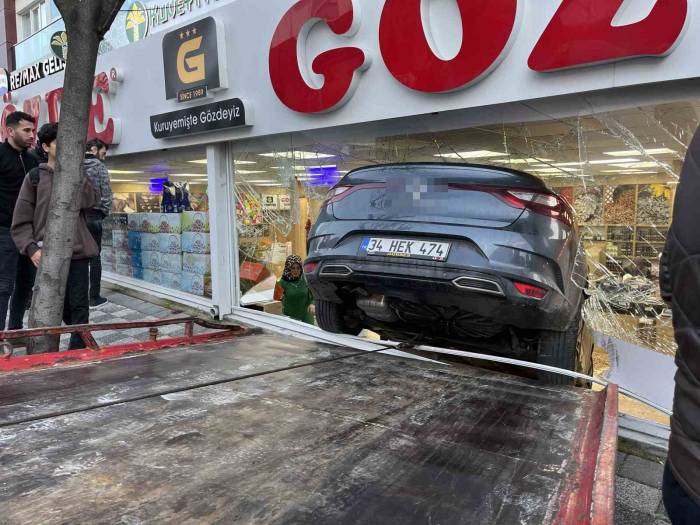 Beylikdüzü’nde Direksiyon Hakimiyetini Kaybeden Sürücü Dükkana Daldı