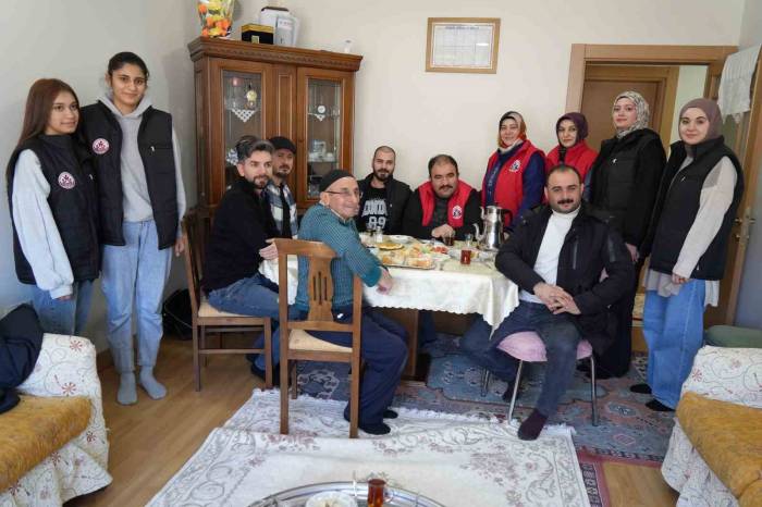 Gönüllü Gençler, Yaşlı Vatandaşları Yalnız Bırakmıyor