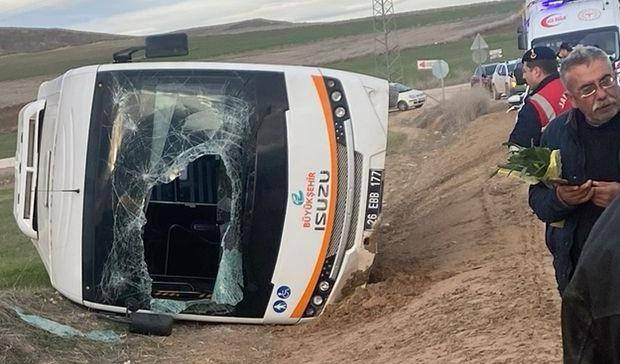 Kamyonun Çarptığı Belediye Otobüsü Yan Yattı: 11 Yaralı