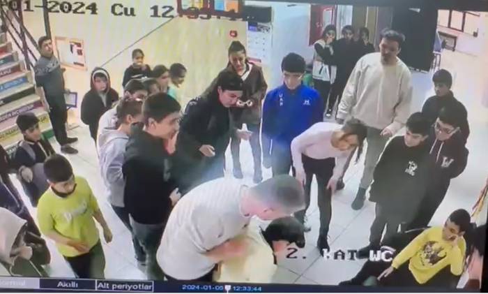Okul Müdürünün Heimlich Manevrası Öğrencinin Hayatını Kurtardı