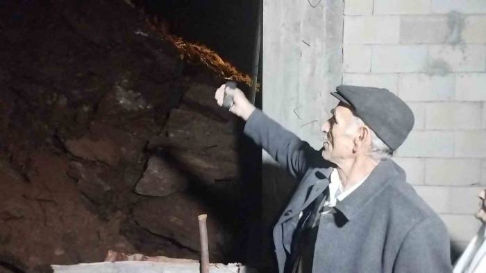 Hakkari’de Heyelan: Dağdan Kopan Kaya Parçaları Evin Üzerine Düştü