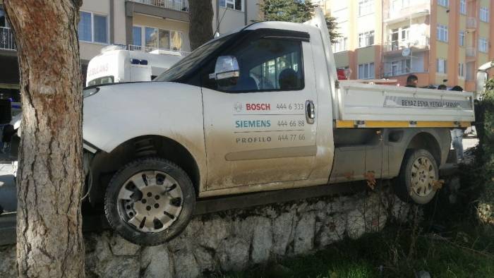 Sokaktan Kontrolsüz Çıkıp Kamyonete Çarptı, Ortalık Savaş Alanına Döndü: 1 Yaralı