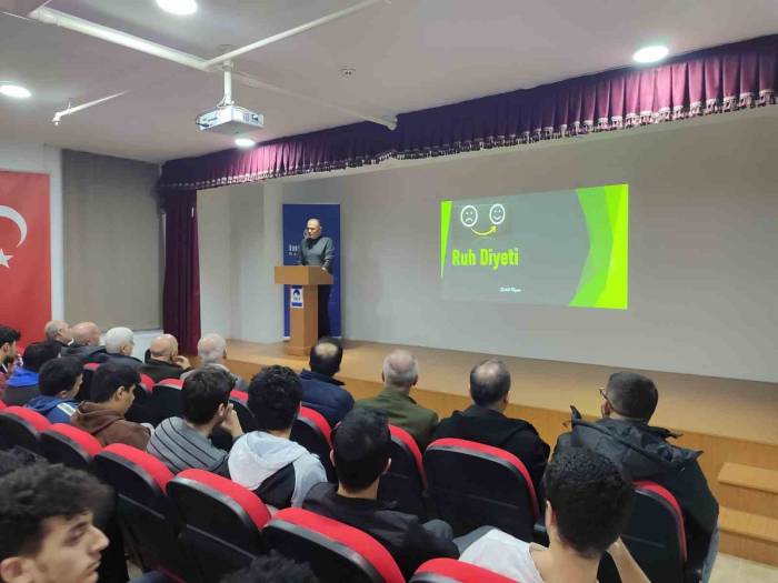 Yazar Salih Uyan Üniversite Öğrencileri İle Buluştu