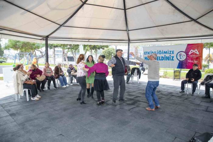 65 Yaş Üzeri Yalnız Yaşayan Vatandaşlar, ‘2024’e Merhaba’ Partisinde Buluştu